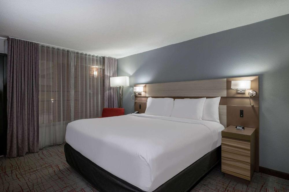 King Room - Non-Smoking interior